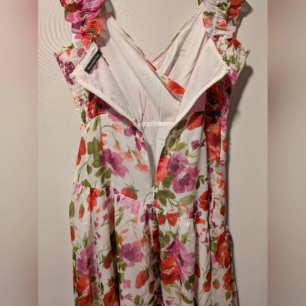 NWT Abercrombie & Fitch White Floral Strawberry Ruffle Flowy Dress Size Medium